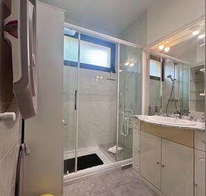 Dusch, hårtork och handdukar