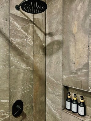 Haartrockner, Handtücher, Seife, Toilettenpapier