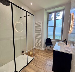 Douche, séchoir à cheveux, serviettes fournies