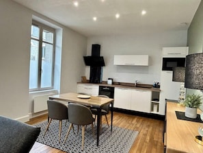 Kühlschrank, Mikrowelle, Ofen, Geschirrspüler