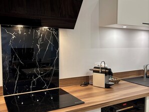 Réfrigérateur, four à micro-ondes, un four, lave-vaisselle