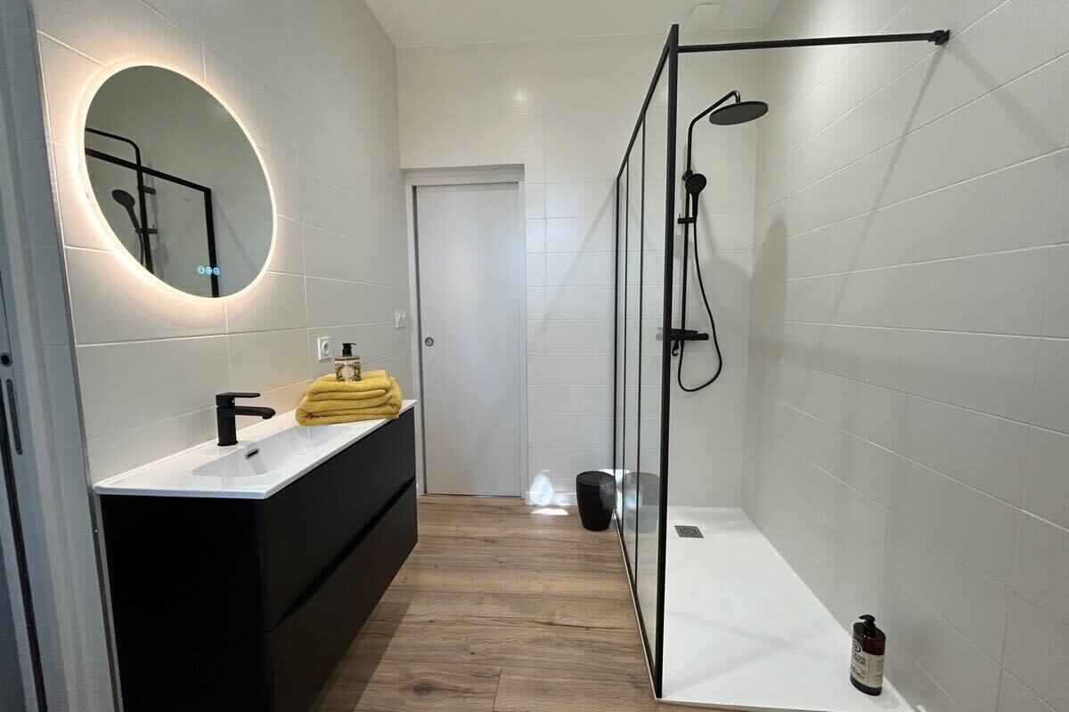 シャワー、ヘアドライヤー、タオル