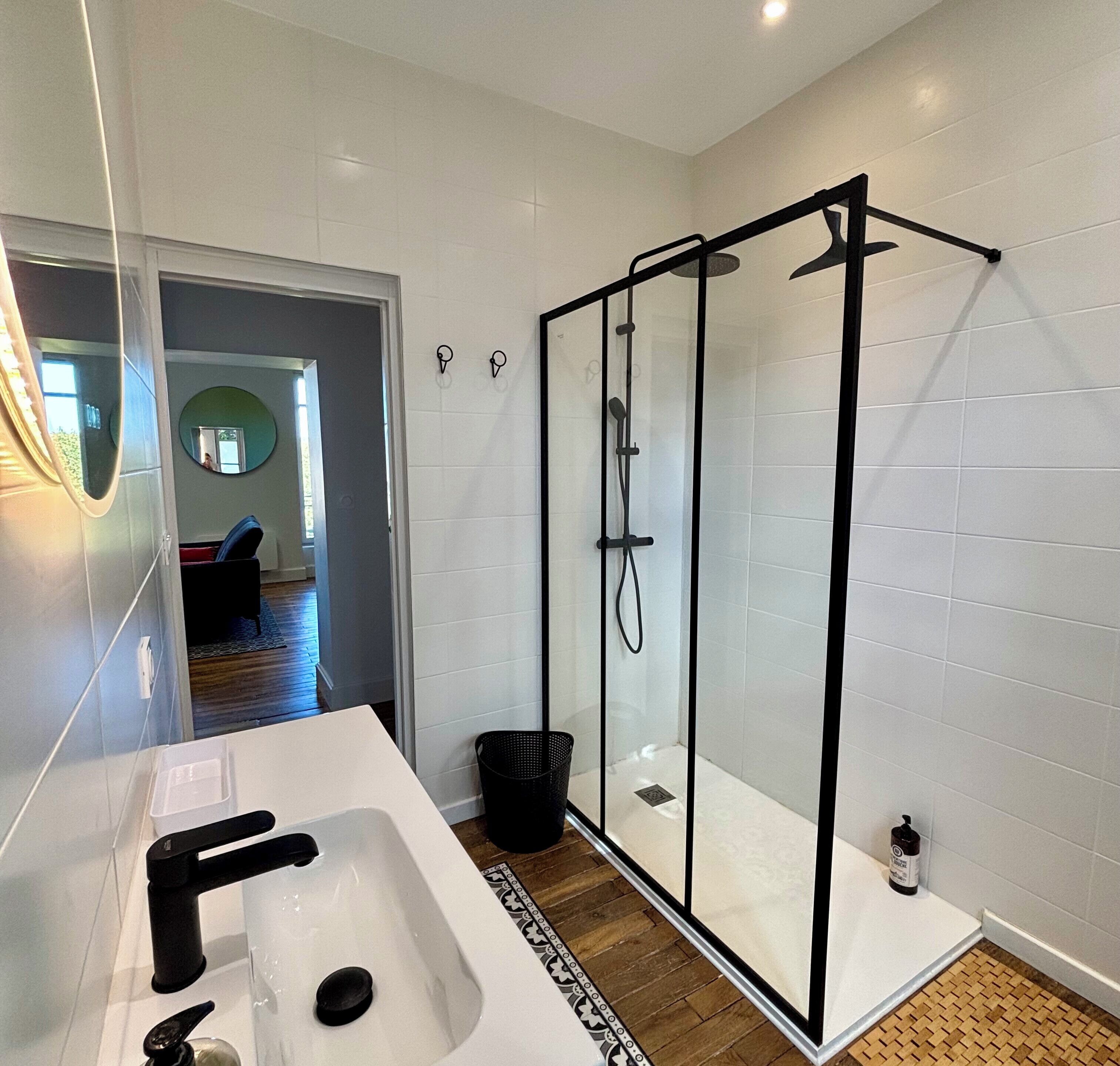 Ducha, secador de pelo y toallas