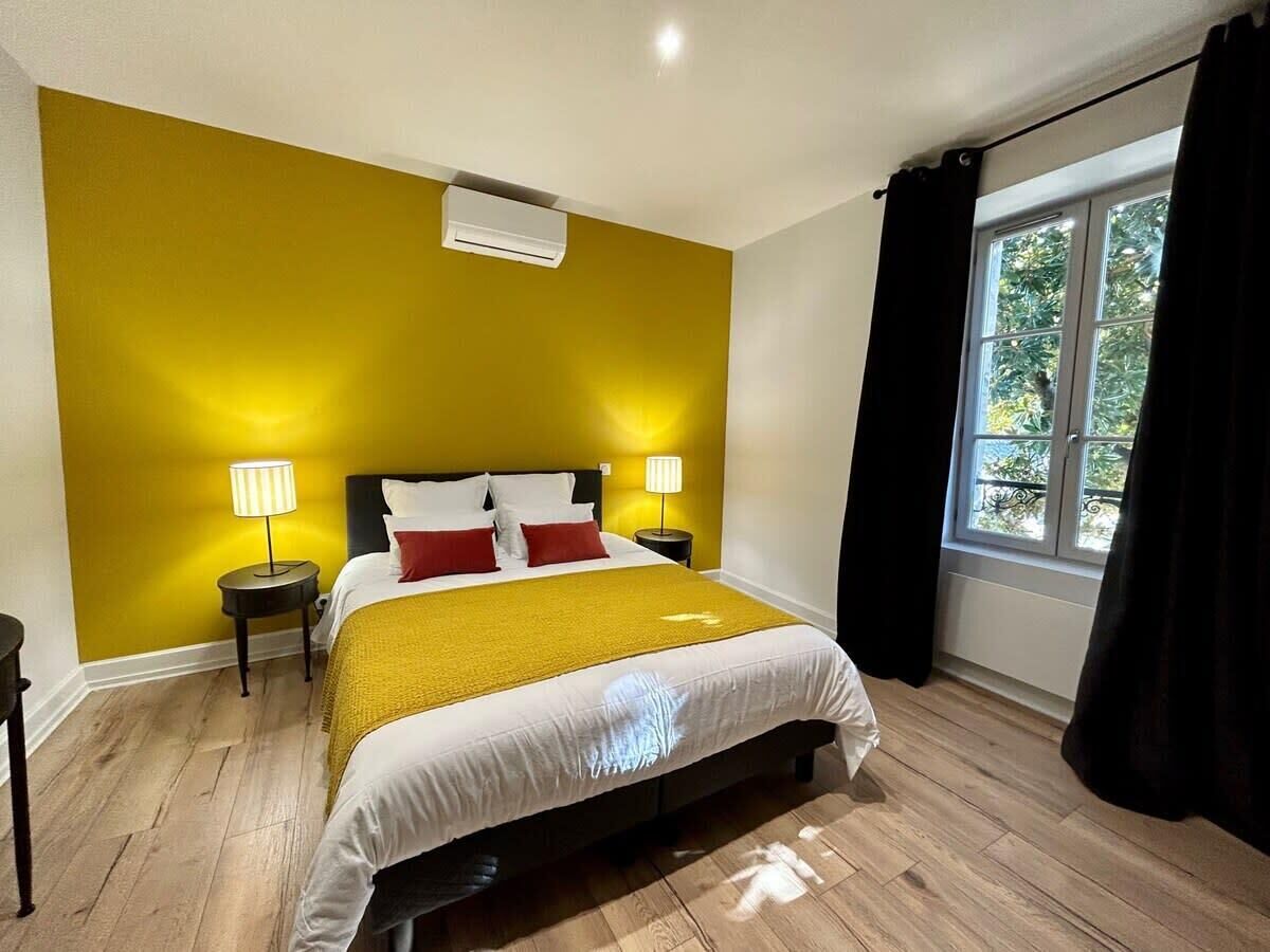 1 dormitorio, tabla de planchar con plancha, wifi y ropa de cama