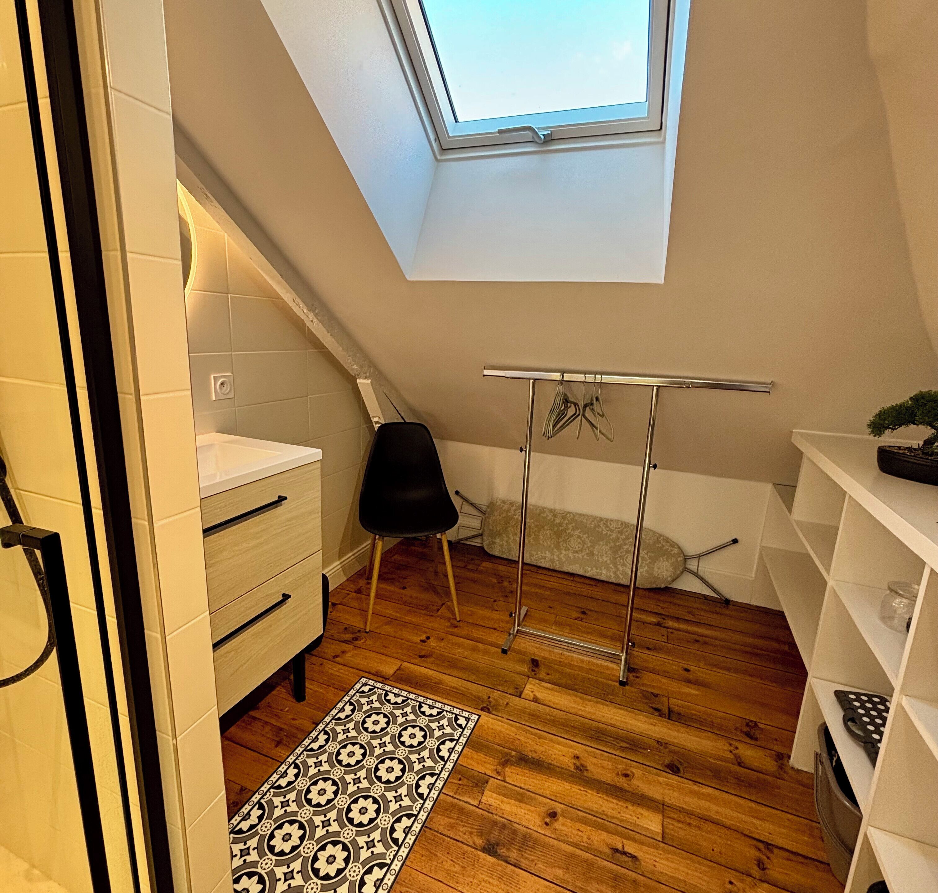 Douche, sèche-cheveux, serviettes fournies