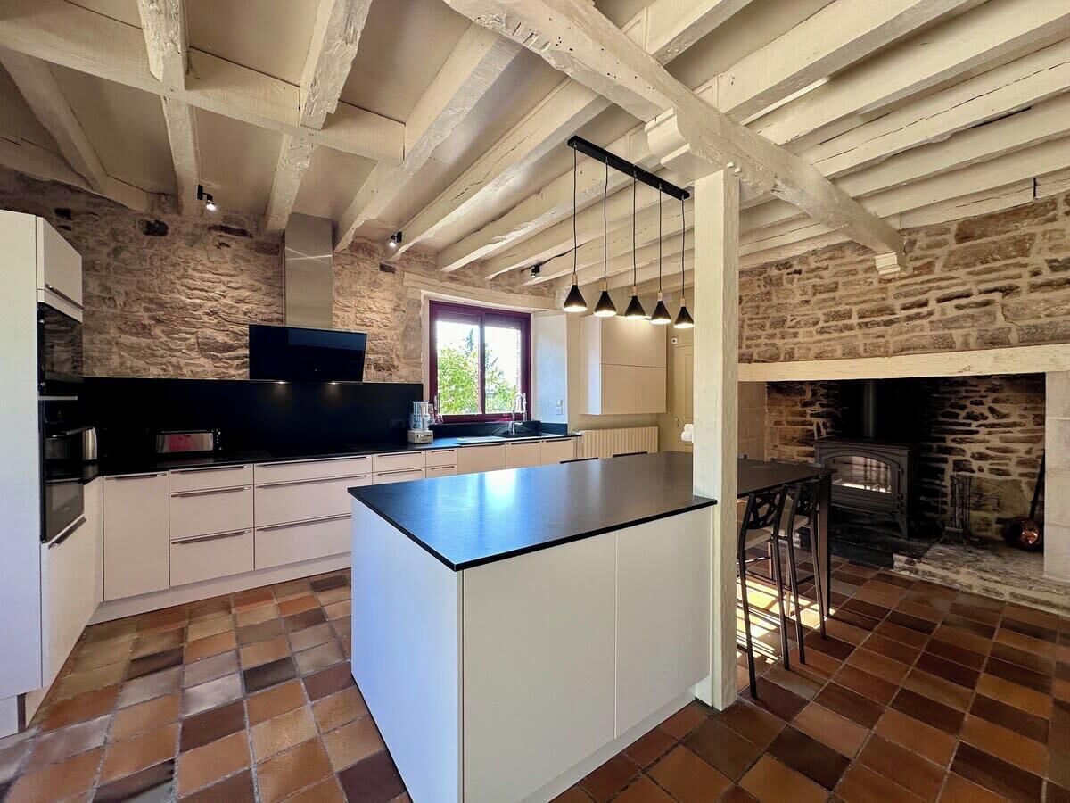 Een koelkast, een microgolfoven, een oven, een vaatwasser