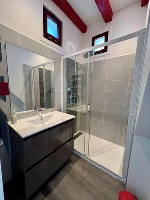 Regadera, amenidades de baño gratuitas, secadora de cabello, toallas 