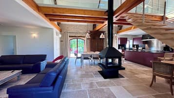 TV, fireplace