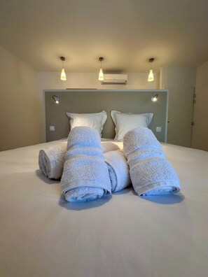6 habitaciones, tabla de planchar con plancha, cuna de viaje y wifi 