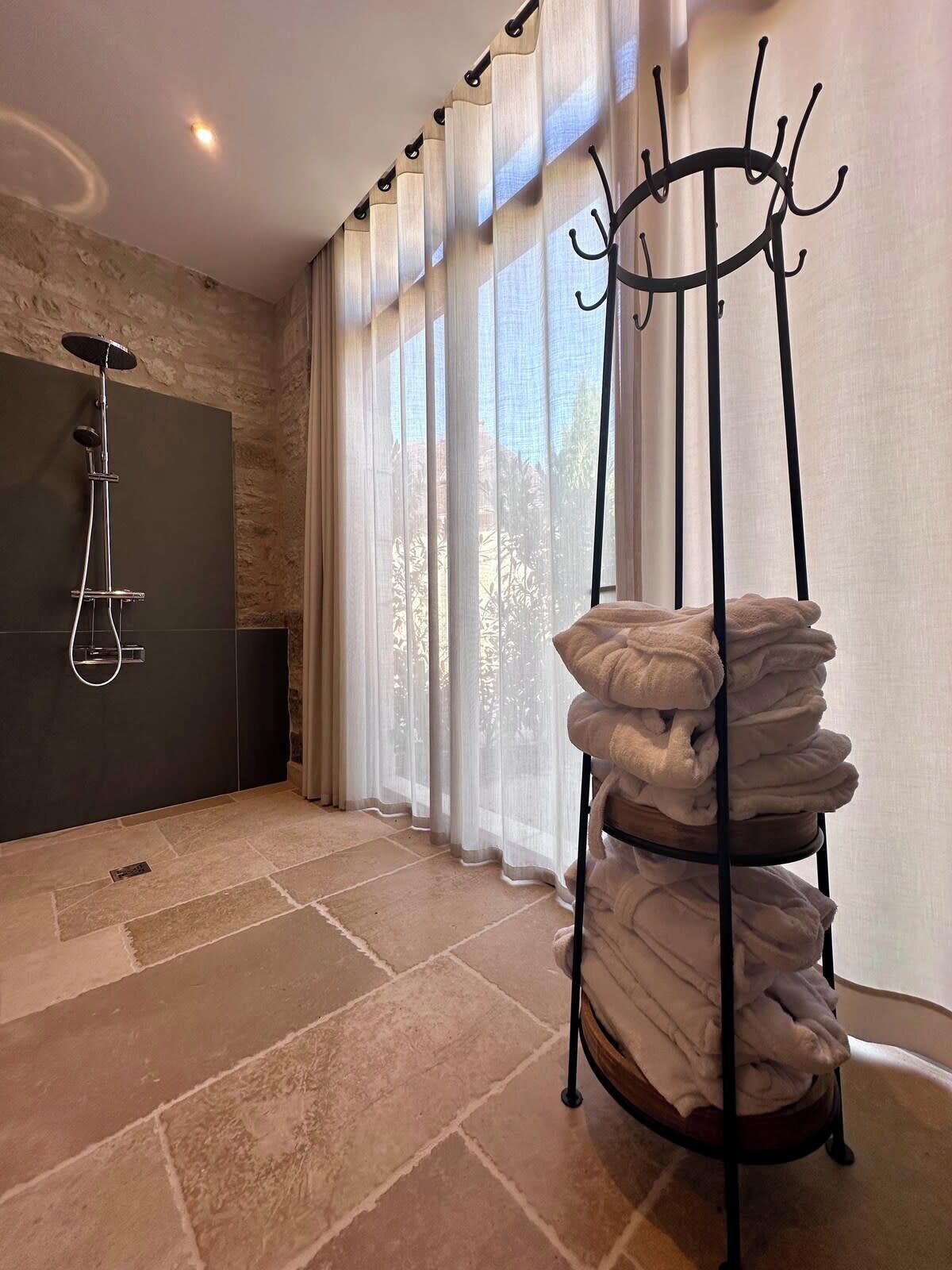 Douche, articles de toilette gratuits, sèche-cheveux