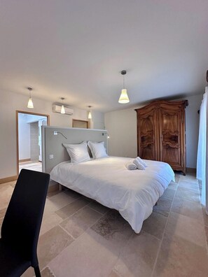 6 habitaciones, tabla de planchar con plancha, cuna de viaje y wifi