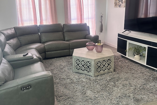 Téléviseur connecté, foyer, sélection de musique, écran d’ordinateur