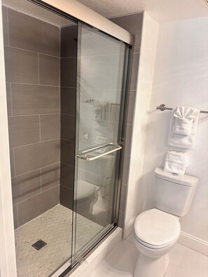 Haartrockner, Bidet, Handtücher, Seife