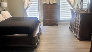 6 slaapkamers, een bureau, een strijkplank/strijkijzer, gratis wifi