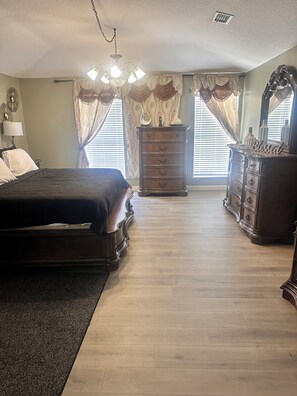 6 bedrooms, desk, iron/ironing board, free WiFi