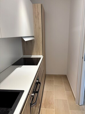 Kjøleskap, ovn, kokeplater og oppvaskmaskin