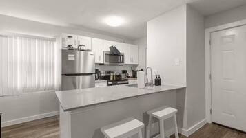 Mikrovågsugn, ugn, spishäll och diskmaskin