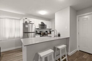 Micro-ondes, four, plaque de cuisson, lave-vaisselle