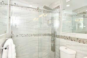 Haartrockner, Handtücher, Seife, Toilettenpapier