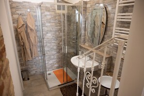 SĂšche-cheveux, serviettes fournies