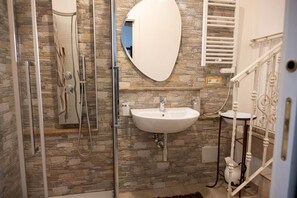 Kostenlose Toilettenartikel, Haartrockner, Bademäntel, Hausschuhe