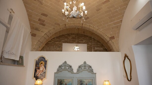 A room with a brick ceiling, a chandelier, a painting, and two lamps. - A Casa di Marilù - Lanciano (Lanciano)