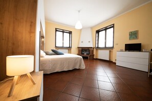 Desk, WiFi, bed sheets