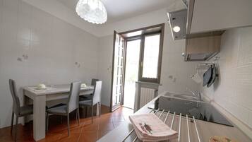 Kühlschrank, Ofen, Herdplatte, Wasserkocher mit Kaffee-/Teezubehör