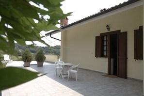 Outdoor dining - Casa Vacanze la Collina (Pavarolo)