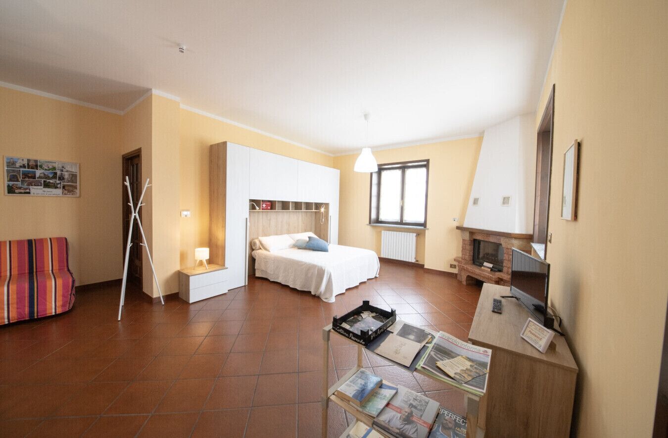 Escritorio, wifi y ropa de cama 
