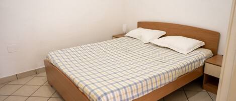 1 slaapkamer, een bureau, een strijkplank/strijkijzer, wifi