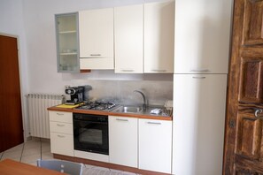 Kylskåp, mikrovågsugn, ugn och spishäll