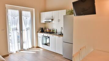 Kühlschrank, Ofen, Herdplatte, Wasserkocher mit Kaffee-/Teezubehör