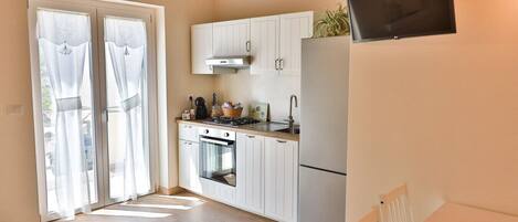 Kylskåp, ugn, spishäll och kaffe- och tebryggare