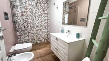 Secador de pelo y toallas