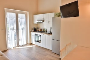 Kühlschrank, Ofen, Herdplatte, Wasserkocher mit Kaffee-/Teezubehör