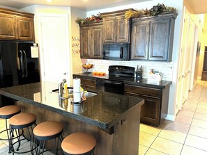 Réfrigérateur, four à micro-ondes, un four, surface de cuisson