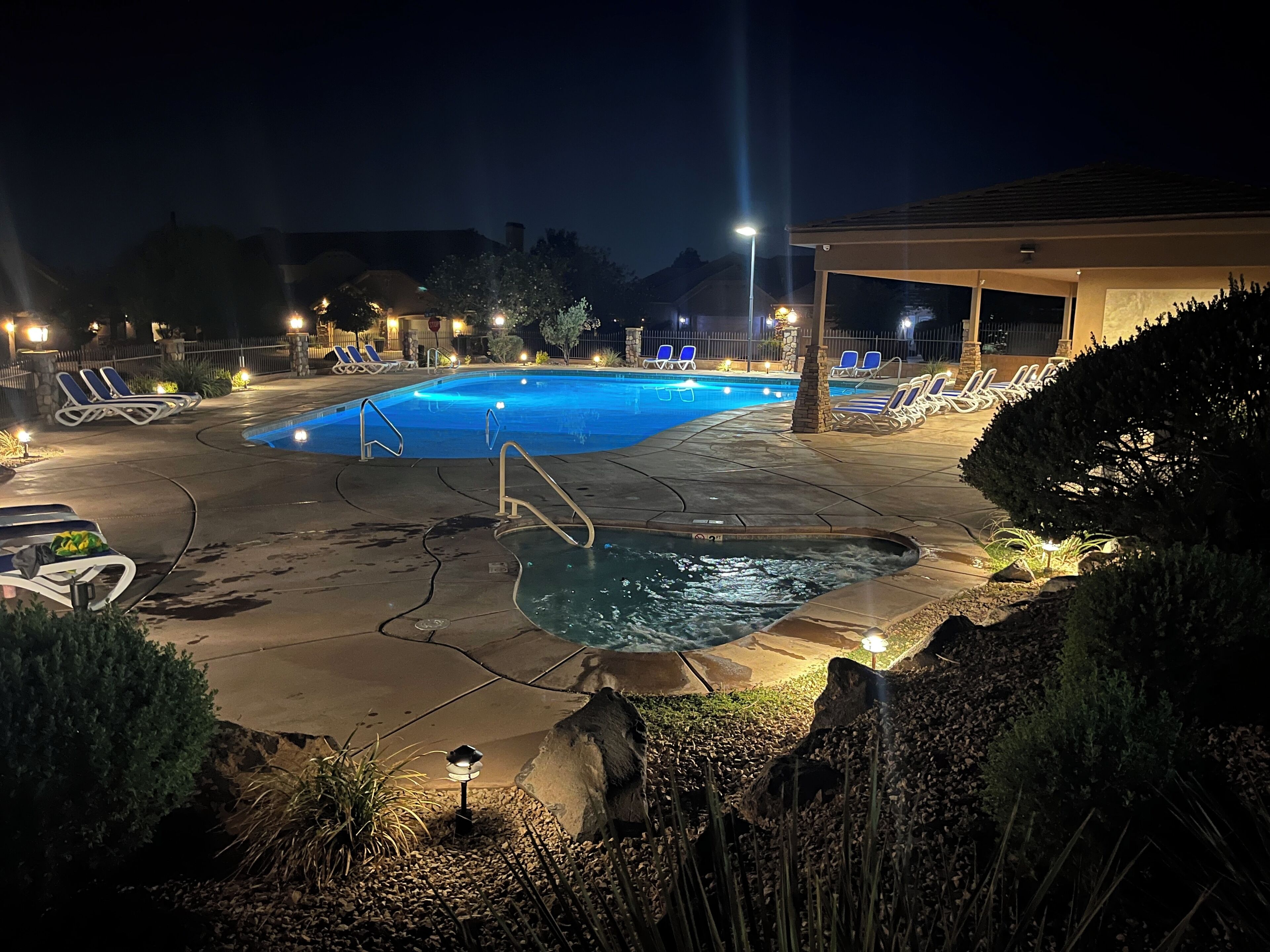 Alberca al aire libre y alberca climatizada