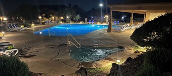 GORGEOUS TOWNHOME, 4BR, 2.5BA, 5 TV’s, fun popcorn machine, BBQ, clubhouse, pond