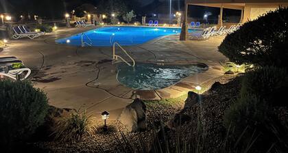 GORGEOUS TOWNHOME, 4BR, 2.5BA, 5 TV’s, fun popcorn machine, BBQ, clubhouse, pond