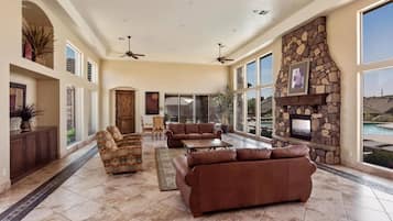 Een smart-tv, een open haard, videogames en een dvd-speler