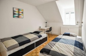 2 slaapkamers, een strijkplank/strijkijzer, internet, beddengoed