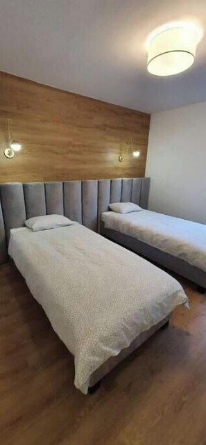 1 habitación, tabla de planchar con plancha y acceso a internet 