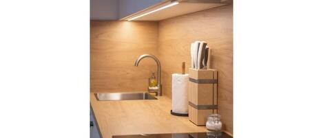 Assecador de cabells, tovalloles, sabó i paper higiènic