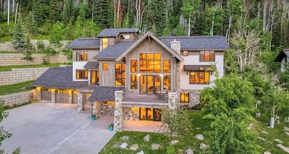 Silver Fox Lodge - Luxury Mountain Estate - Sleeps 21