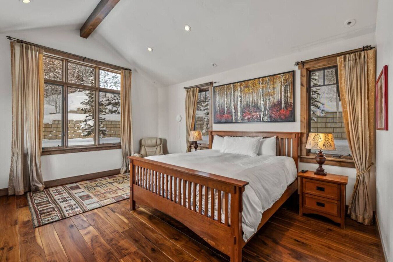 Escritorio, tabla de planchar con plancha, wifi y ropa de cama 