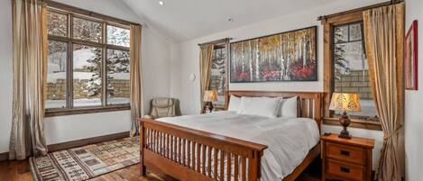 Escritorio, tabla de planchar con plancha, wifi y ropa de cama