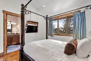 8 bedrooms, desk, WiFi, bed sheets