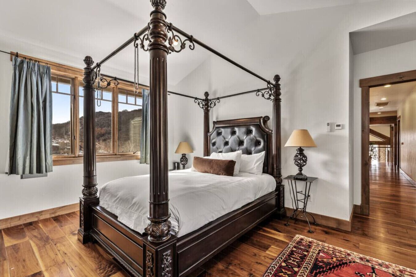 8 bedrooms, desk, WiFi, bed sheets