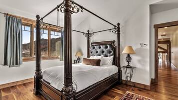 8 bedrooms, desk, WiFi, bed sheets